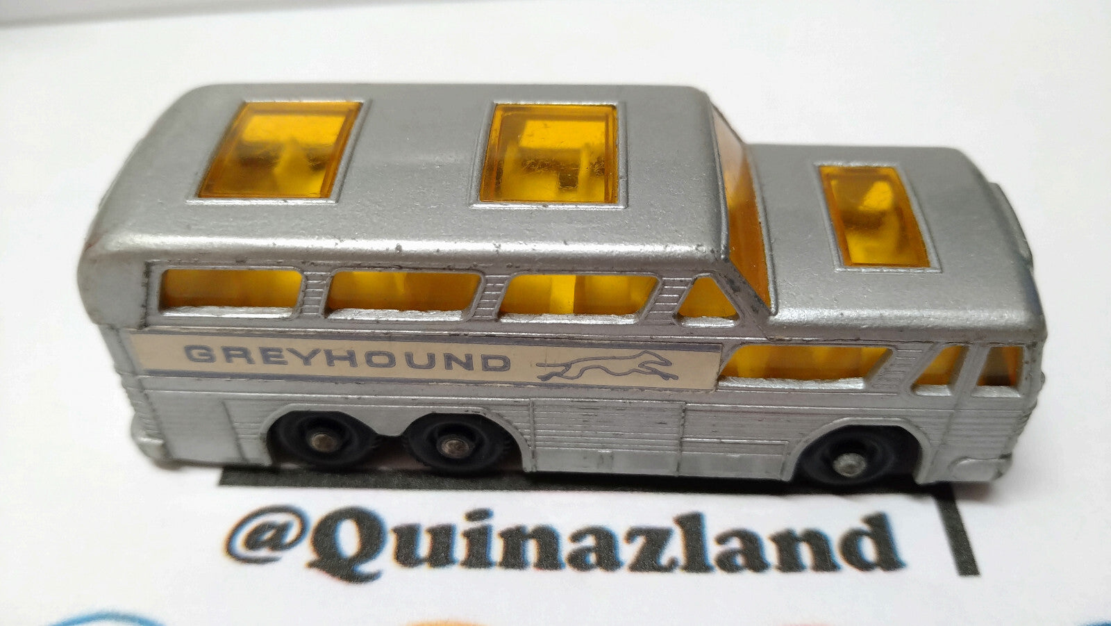 Matchbox Greyhound coach version roues noires base noire (A13)