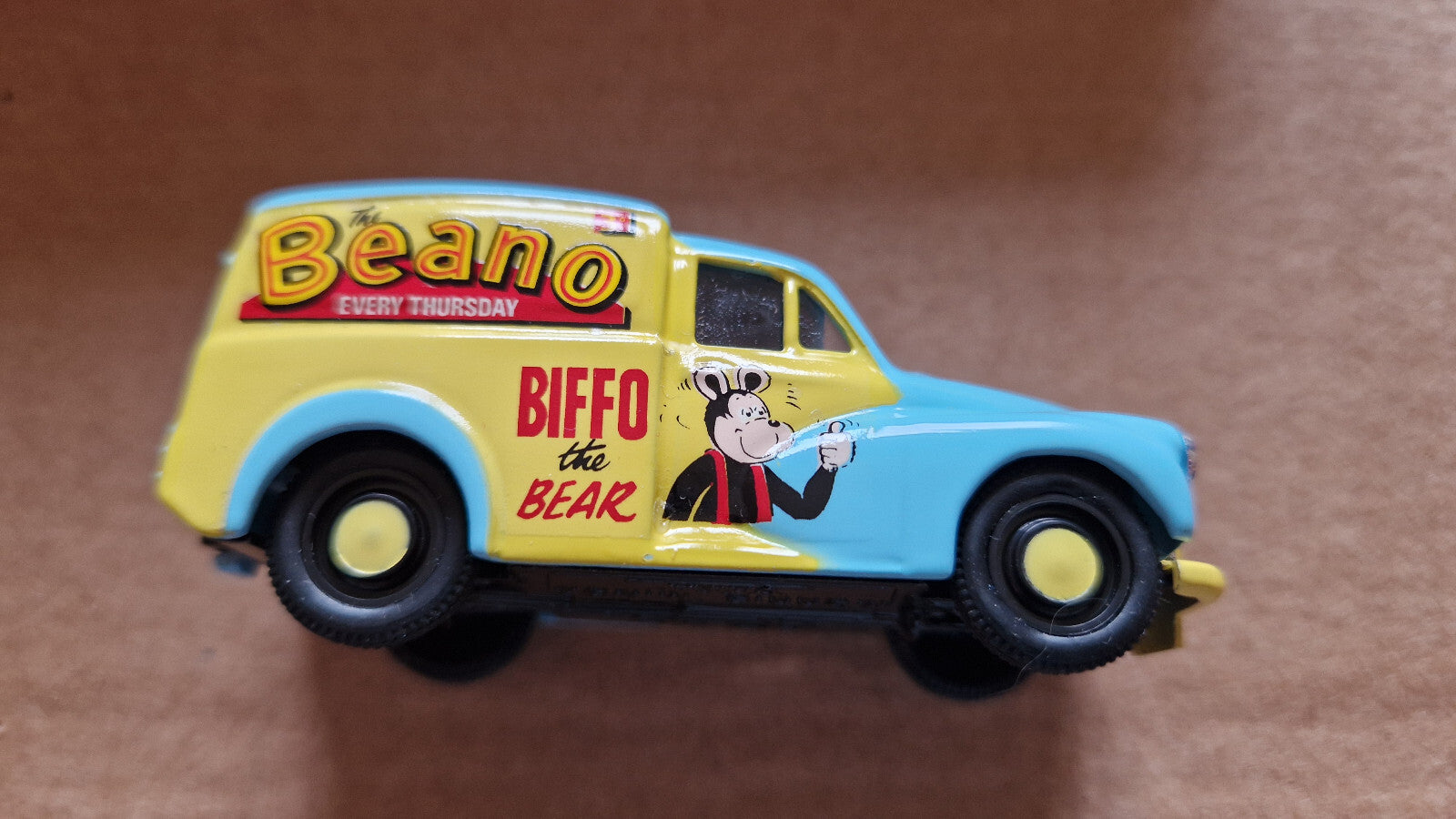 Corgi 1/43 Comics classics limitée à 8000 exemplaires Morris 1000 van et    (ET)