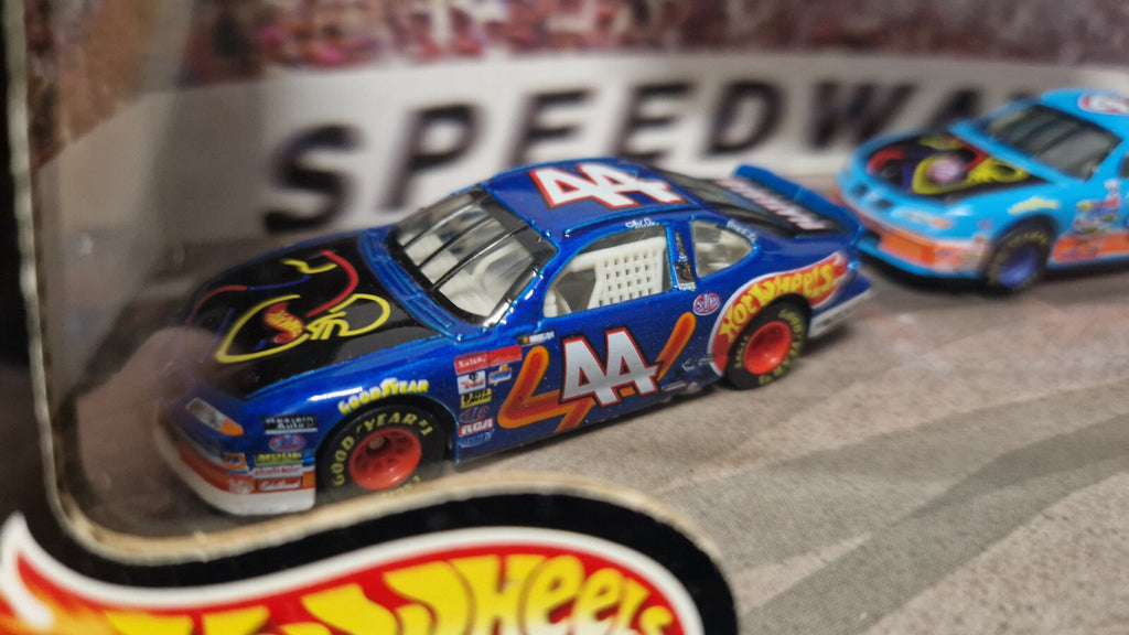 Hot Wheels 1998 playets Inc special edition Dodge Pontiac grand prix  (C1)