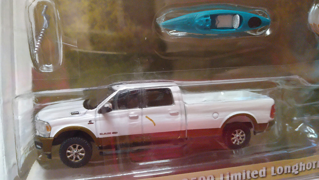 Greenlight Hitch & Tow 2022 Ram 2500 Limited Longhorn  & canoe (CT02)