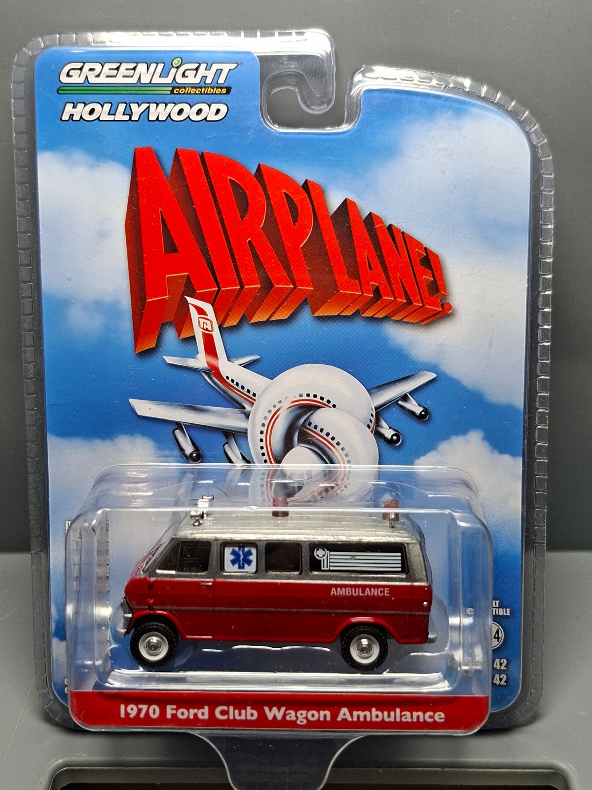 Greenlight Hollywood  1970 Ford Club Wagon Ambulance Airplane Chase  (NG29)
