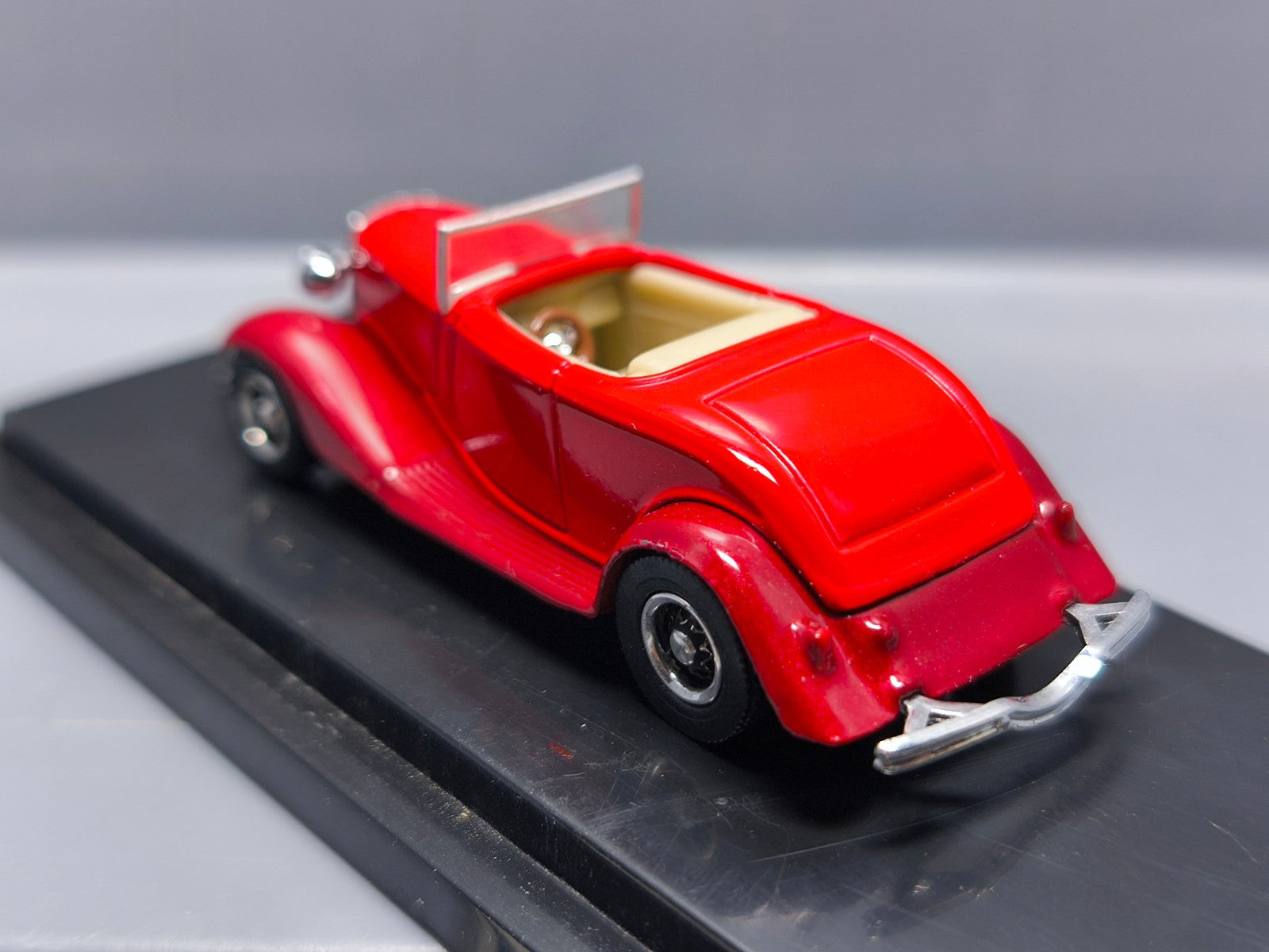 Hot Wheels 2000 cool collectible  1934 Ford convertible  (CP11)