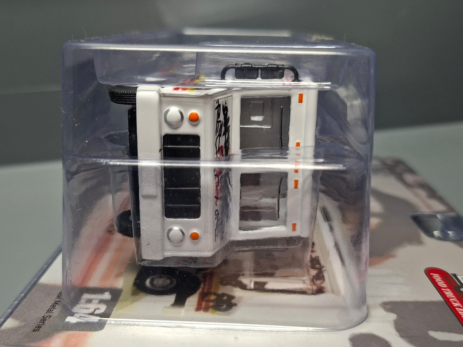 American Diorama 1/64 Food Truck Graffiti Style  (C7)