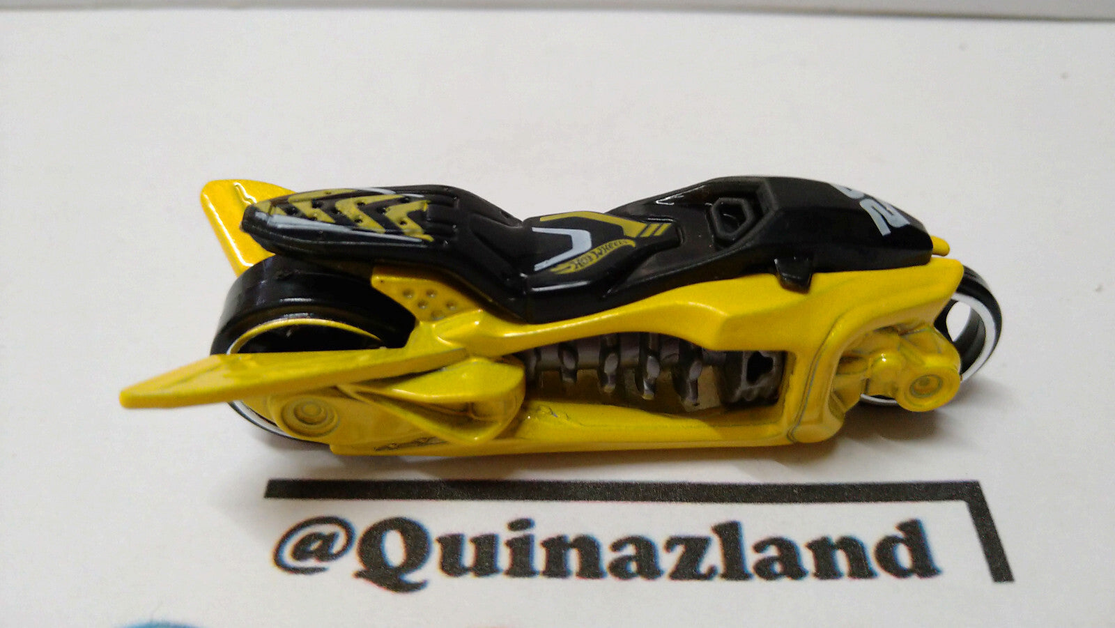 Hot Wheels Fly by 2014-119    (A14)