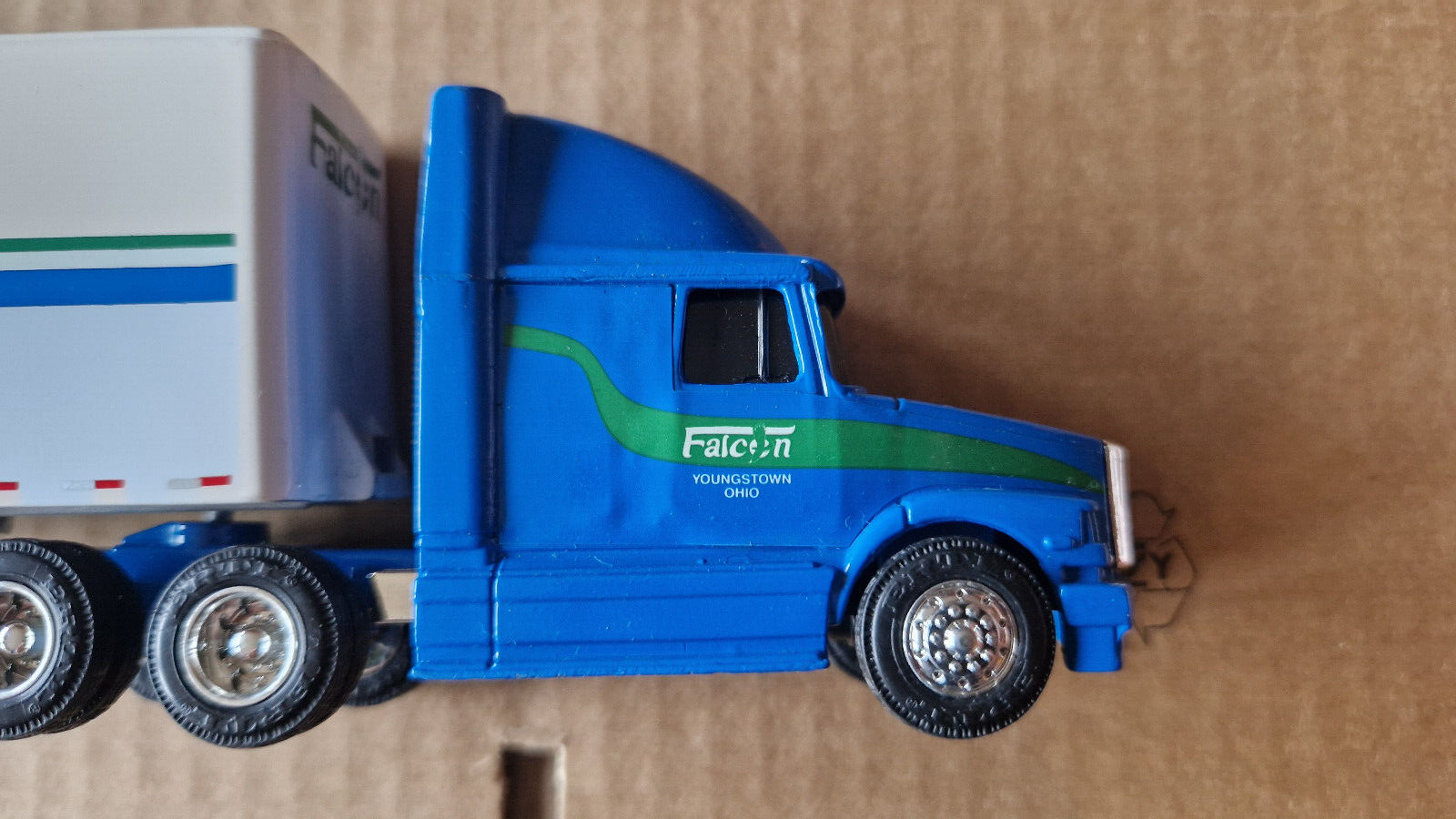 ERTL White GMC aero integral Falcon (NP25)