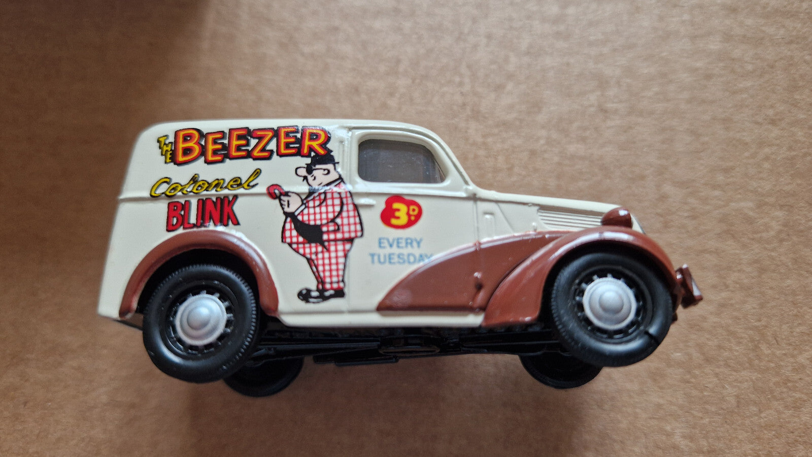 Corgi 1/43 Comic classics Ford popular van limitée à 6000 exemplaires   (ET)