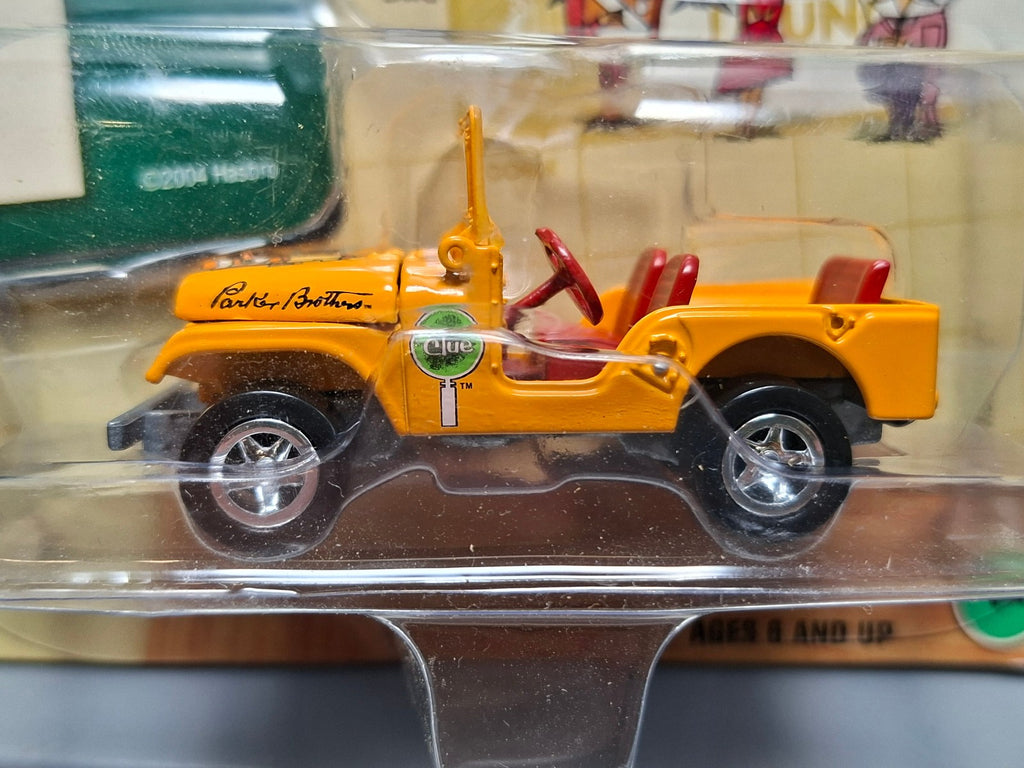 Johnny Lightning 2004 cluedo  Colonel mustard jeep CJ-5   (NG66)