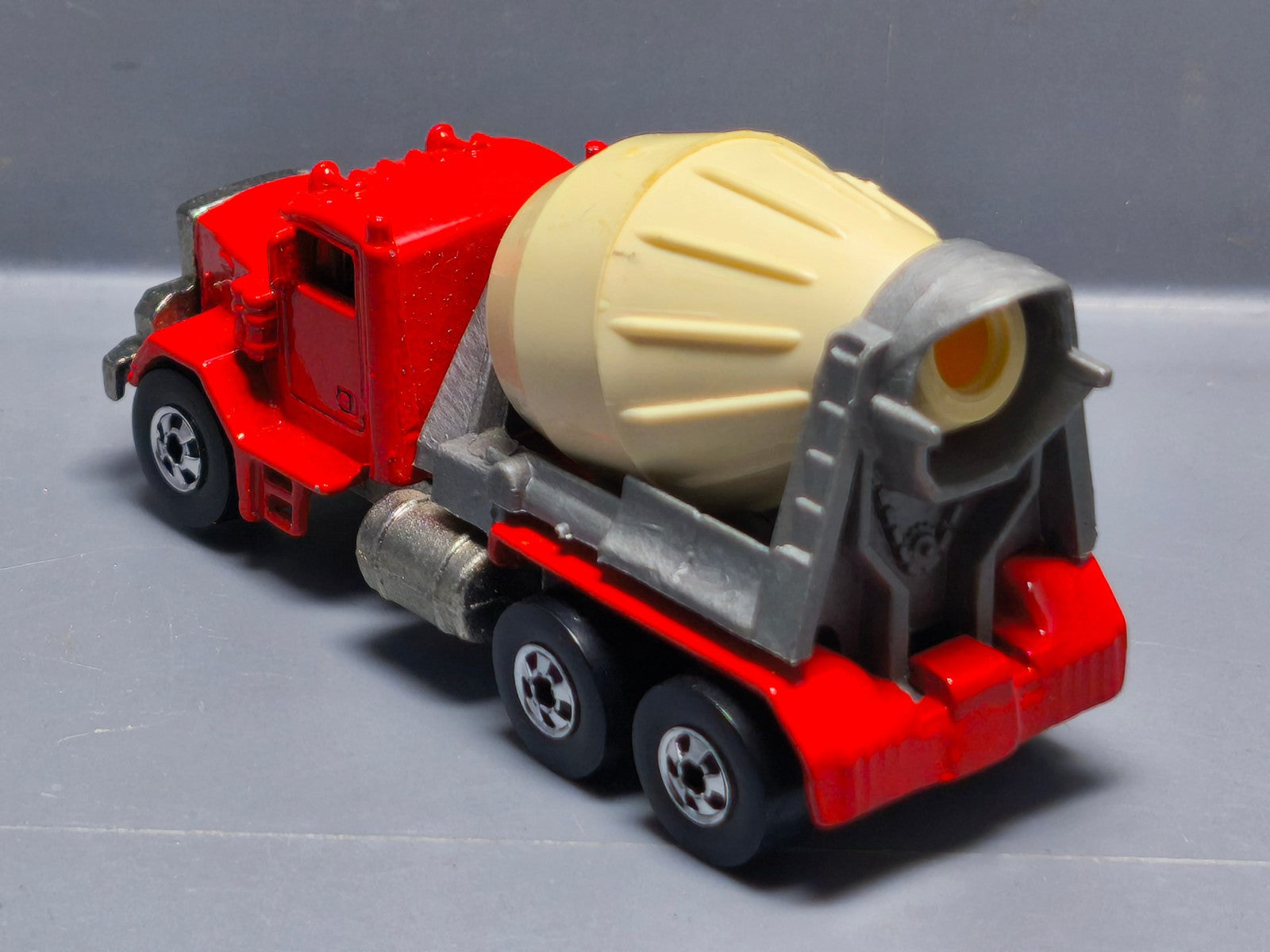 Hot Wheels 1985 malaysia  Peterbilt cement mixer (A39)