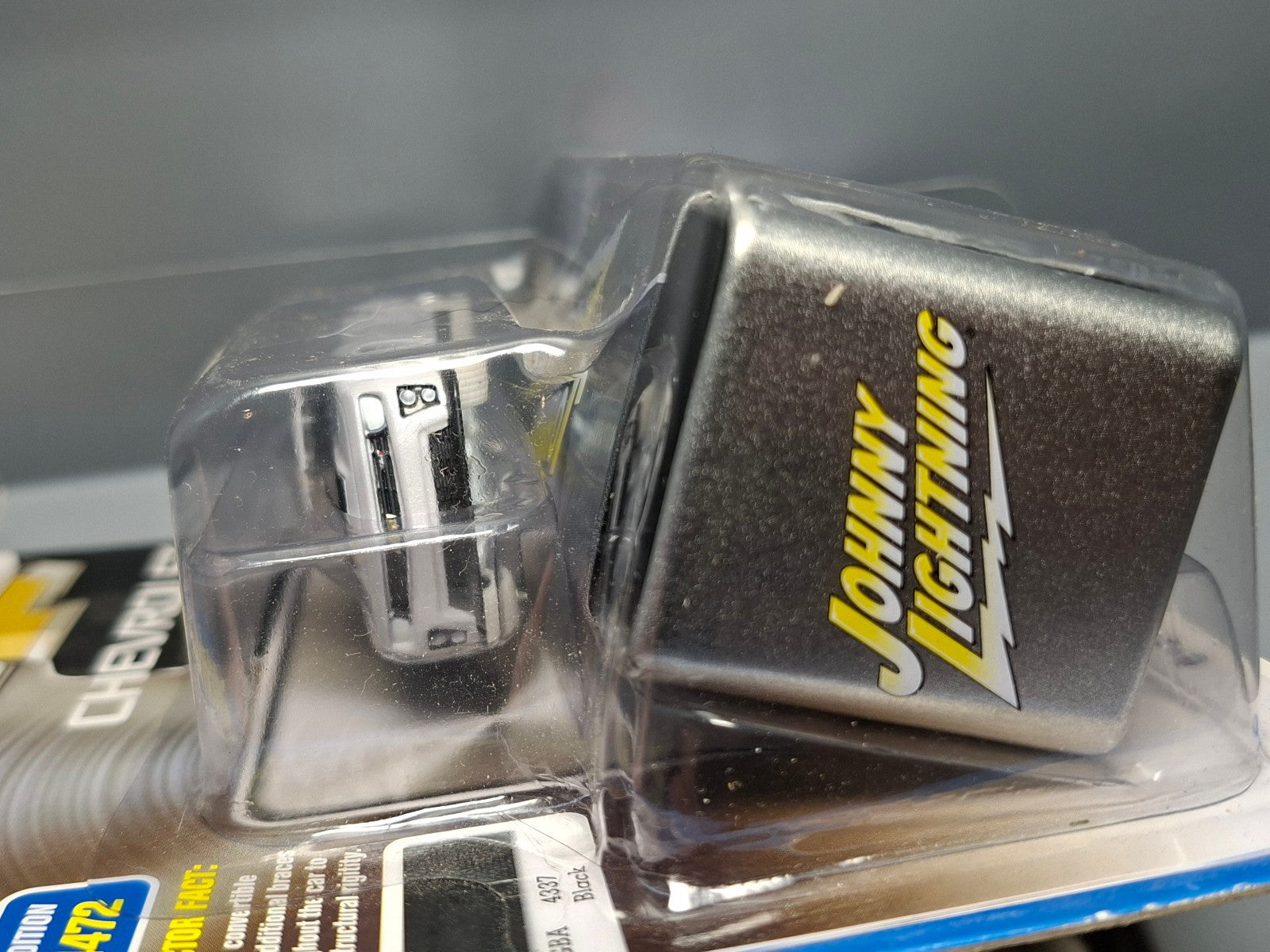 Johnny  Lightning Storage Tin 2012 Chevrolet Camaro ZL1 Convertible Chase (NG57)