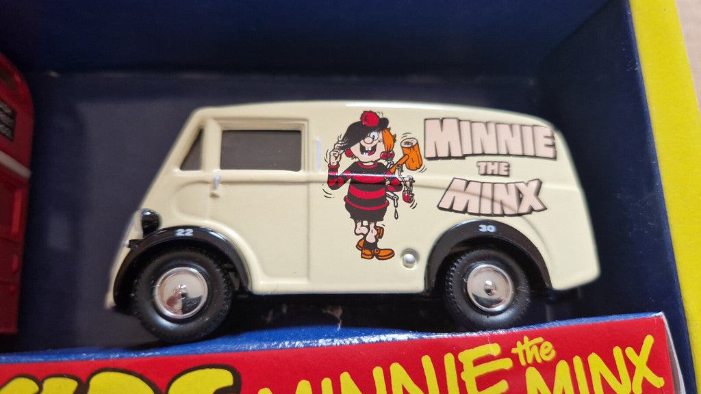 Corgi 1/43 The bash street kids minnie the minx Morris J van & AEC bus  (CT06)