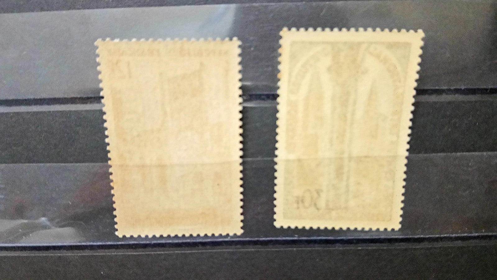 lot 2 Timbres France 12f Jumièges 30f Tournus 1954