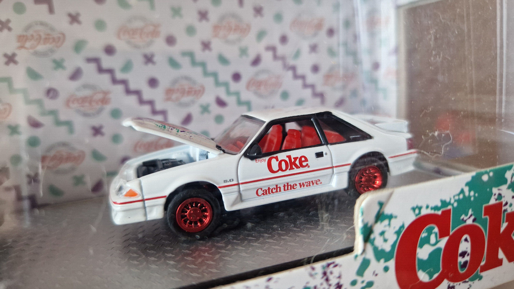 M2 Machines Chase Coca Cola 1990 Ford C-8000 & 1990 Ford Mustang GT (C10)