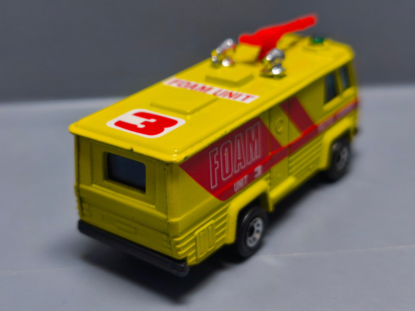 Matchbox Camion  de pompiers aéroport       (A20)