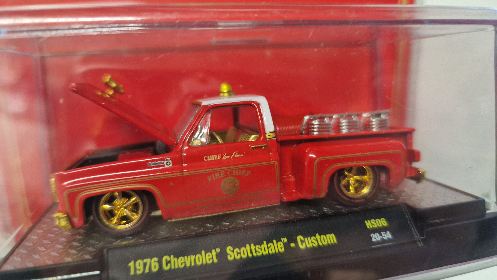 M2 Machines Chief Low Flame SBFD '76 Chevrolet Scottsdale  Chase 750 pcs  (NG54)