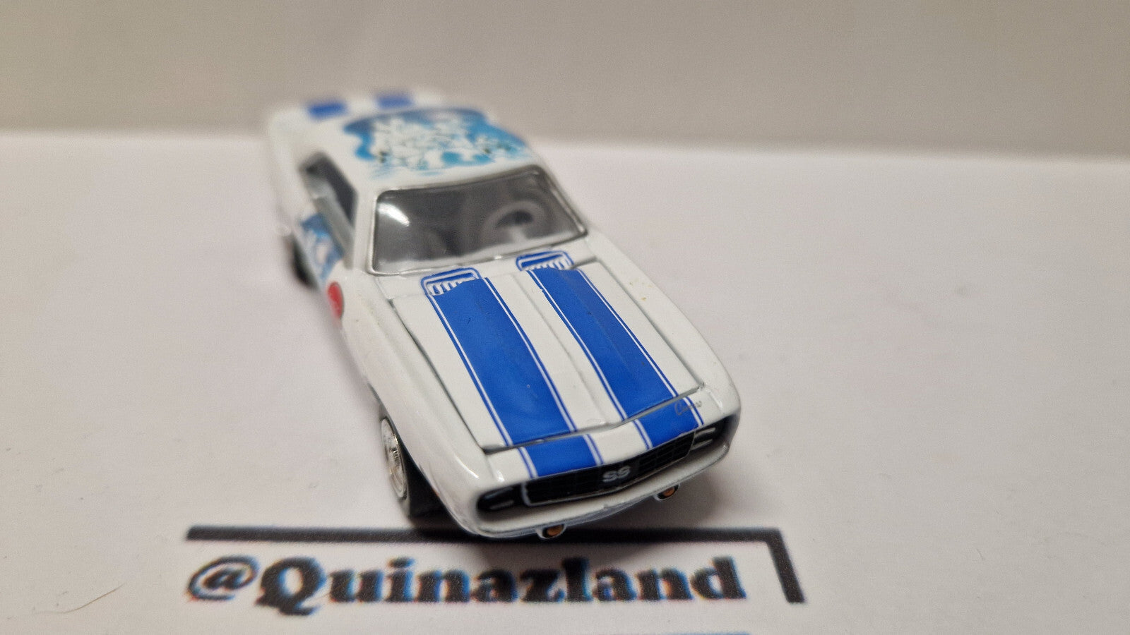 Johnny Lightning 2004 Coca-Cola holiday ornament  1969 Chevy camaro  (A33)