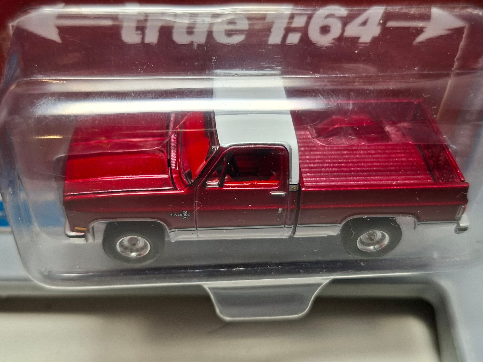 Auto World Muscle Truck 1982 Chevrolet Silverado 10 Fleetside Chase (NG25)