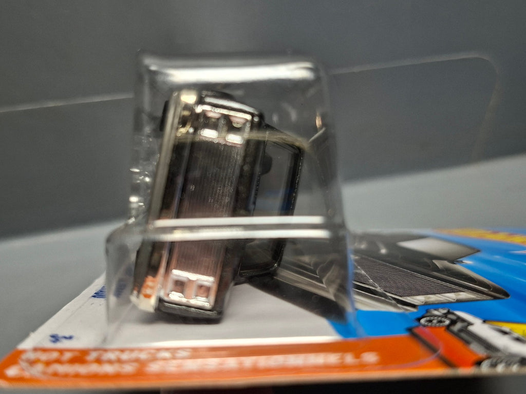 Hot Wheels '83 chevy silverado   2025-157 (NP12)