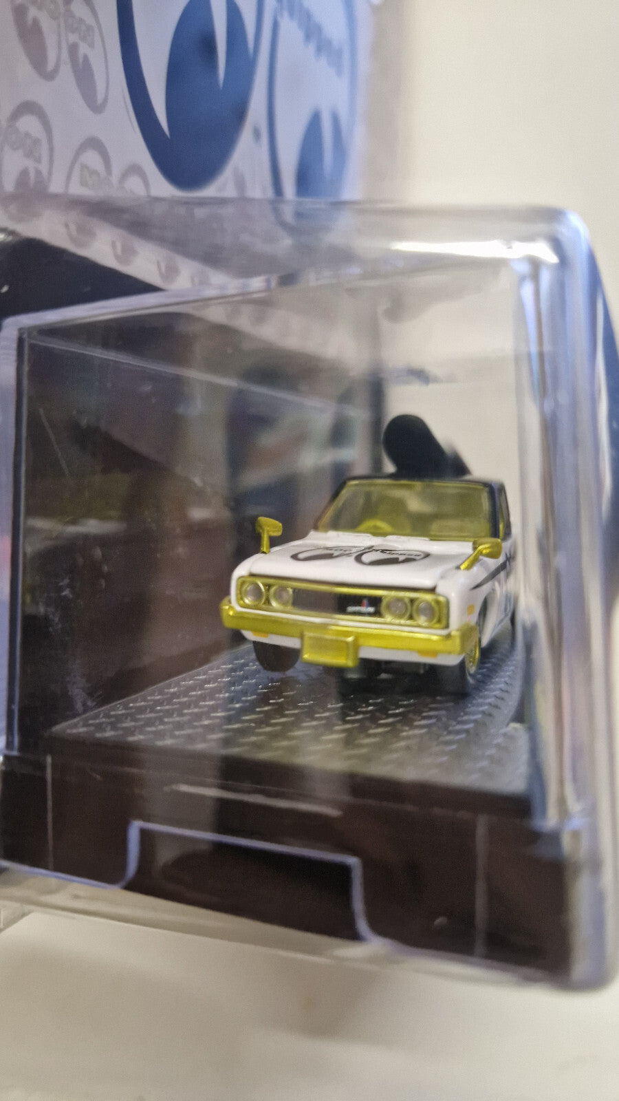 M2 Machines Moon Equipped 1974 Datsun Truck Chase 400 pieces  (NG54)