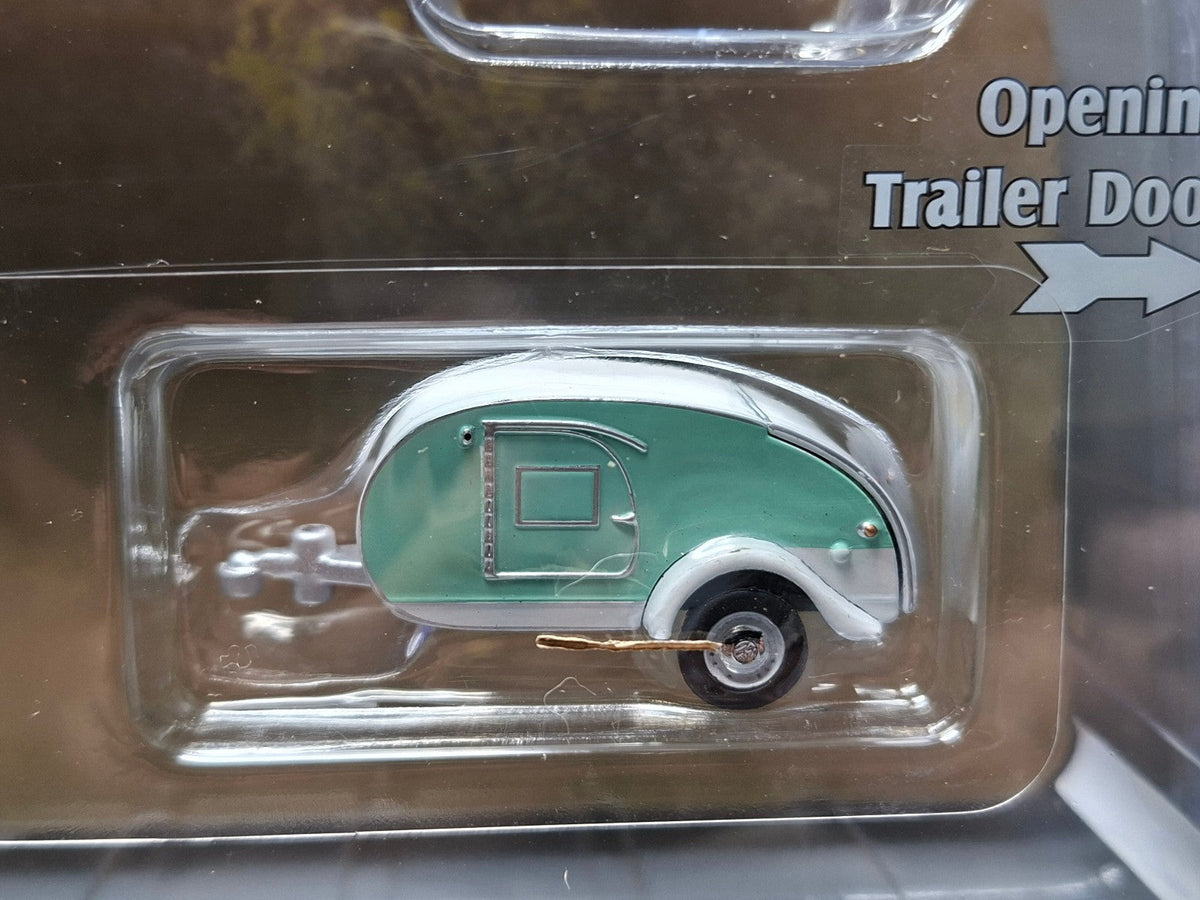 Greenlight Hitch & Tow 1971 Volkswagen Type 2 with surfboards & Teardrop  (CT04)