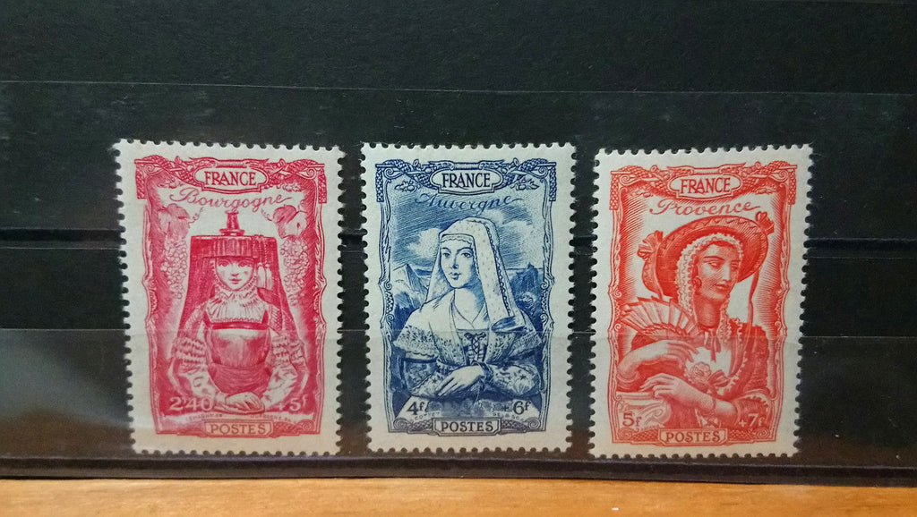 Lot 6 Timbres France Coiffes régionales du XVIII 1943