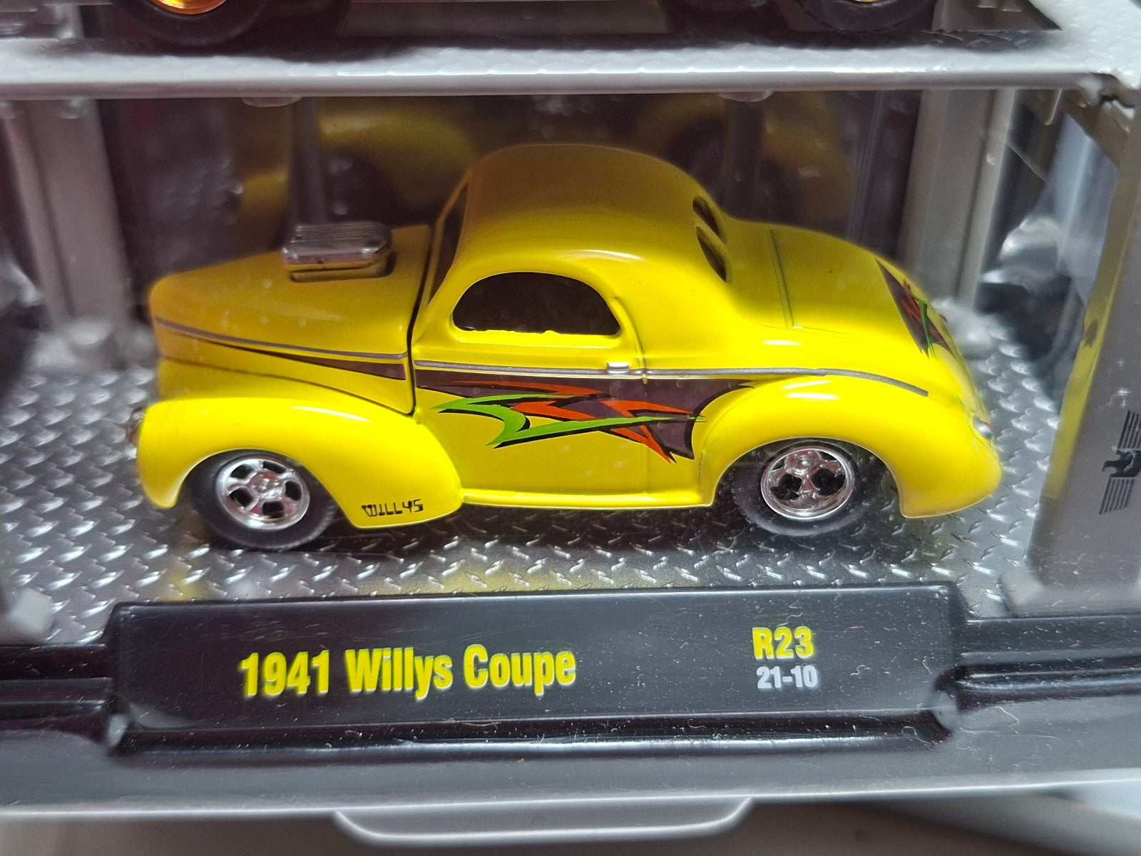 M2 Machines Auto Lift Pack 1941 Willys Coupe Chase (NG38)
