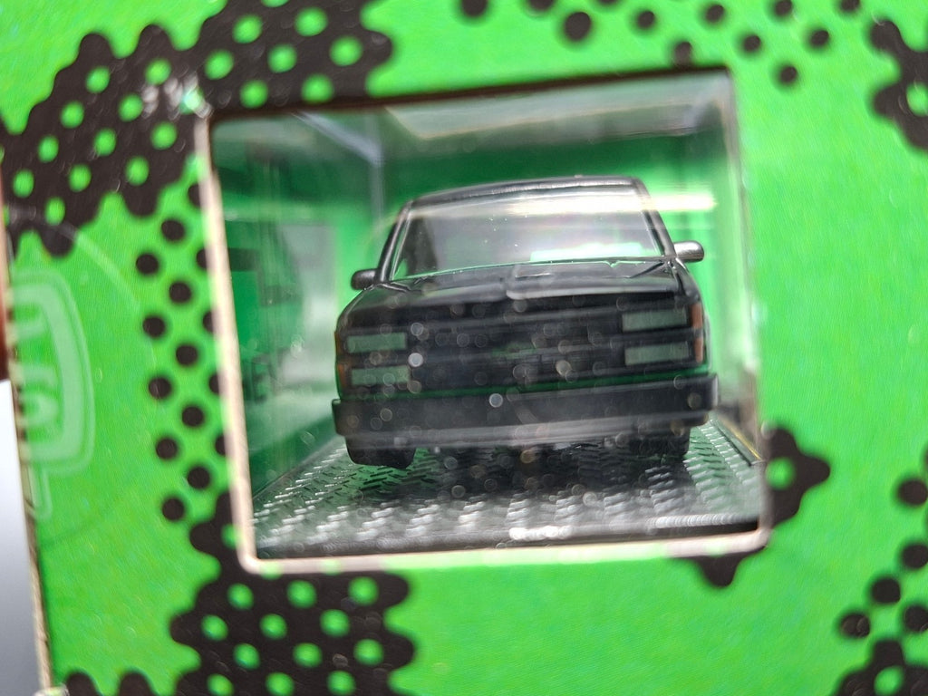 M2 Machines Auto-Thentics Release 100 1992 Chevrolet C1500 SS 454 (NP06)