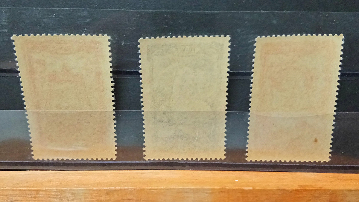 Lot 6 Timbres France Coiffes régionales du XVIII 1943