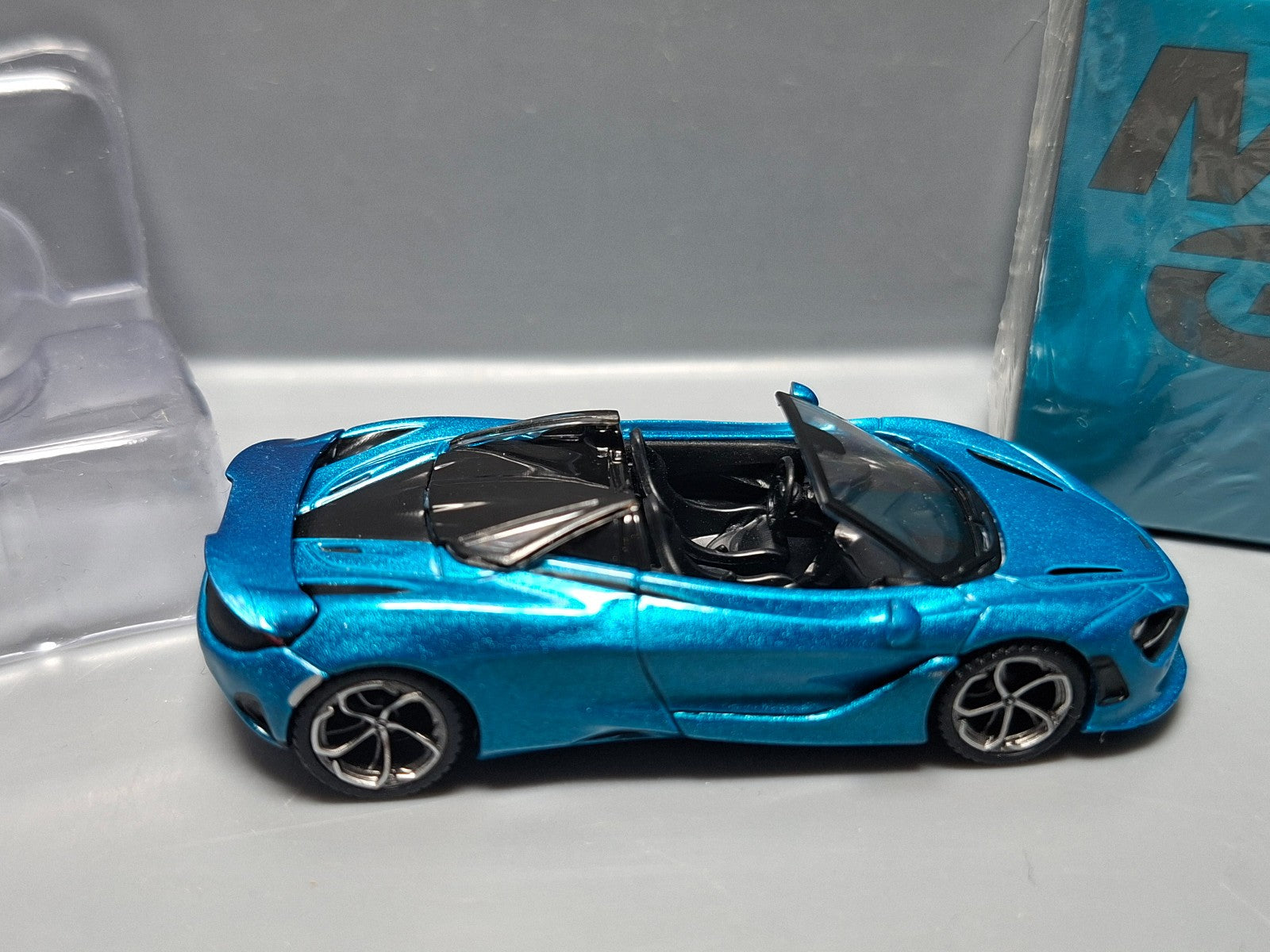 Mini GT McLaren 750S Spider Belize Blue n° 812 (CP20)