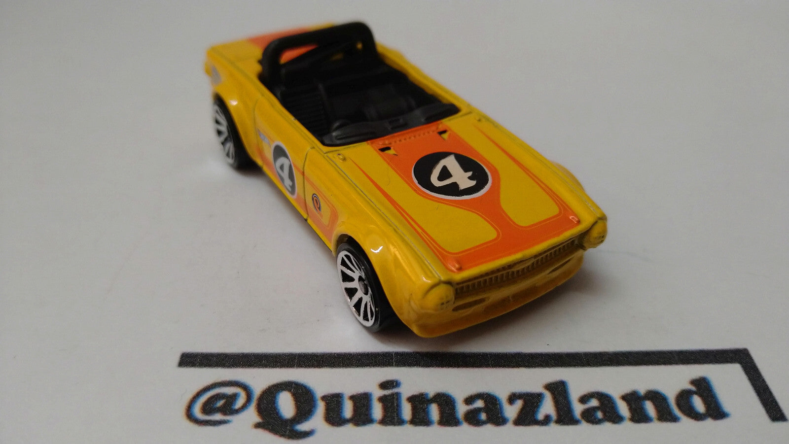 Hot Wheels Triumph tr6 2011-070 (A18)