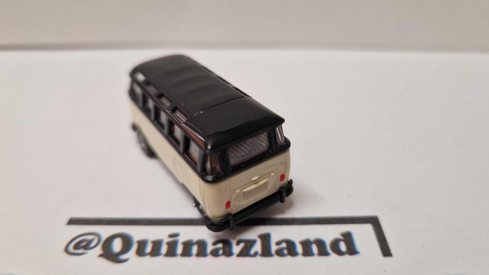 Brekina 1/87 Volkswagen T1 noir/blanc   (A06)