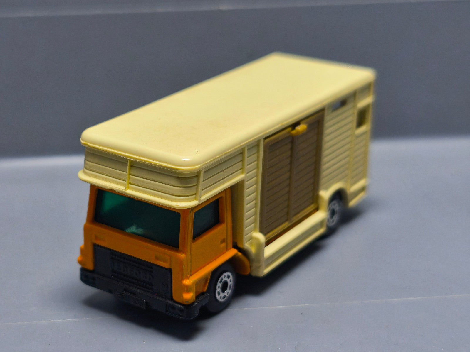 Matchbox Lesney Horse Box made in England avec 2 chevaux  (A20)