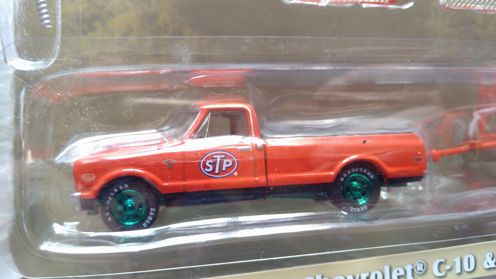 Greenlight Hitch & Tow 1968 Chevrolet C-10 STP with Bed Cover  STP  Chase (CT03)