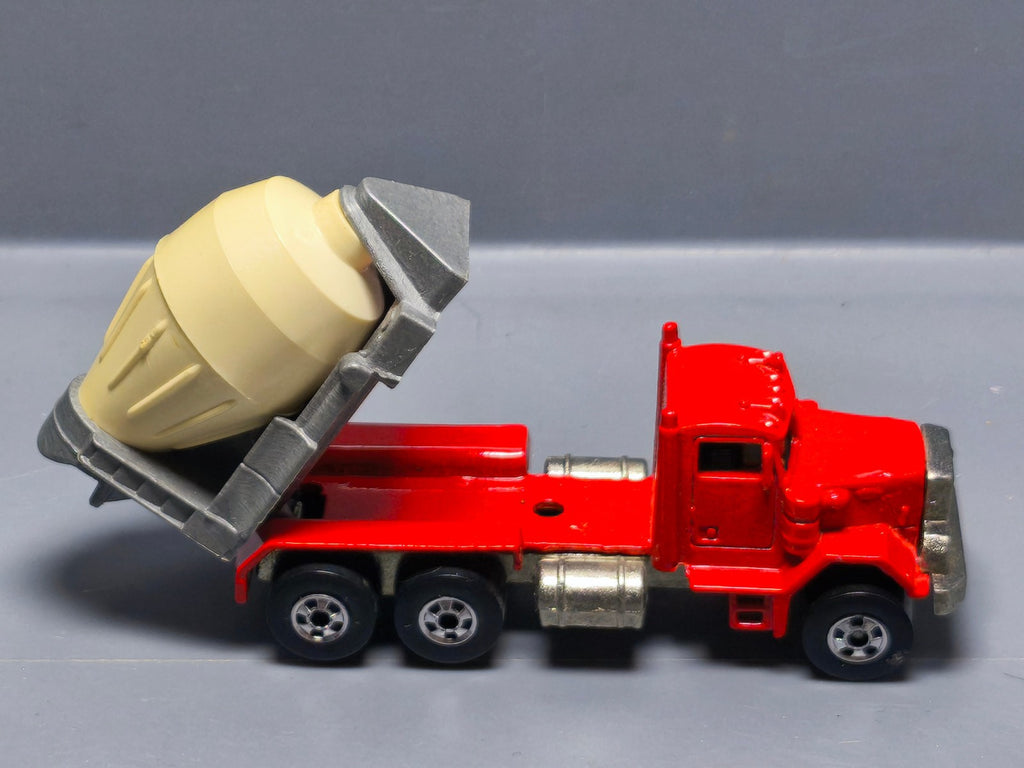 Hot Wheels 1985 malaysia  Peterbilt cement mixer (A39)