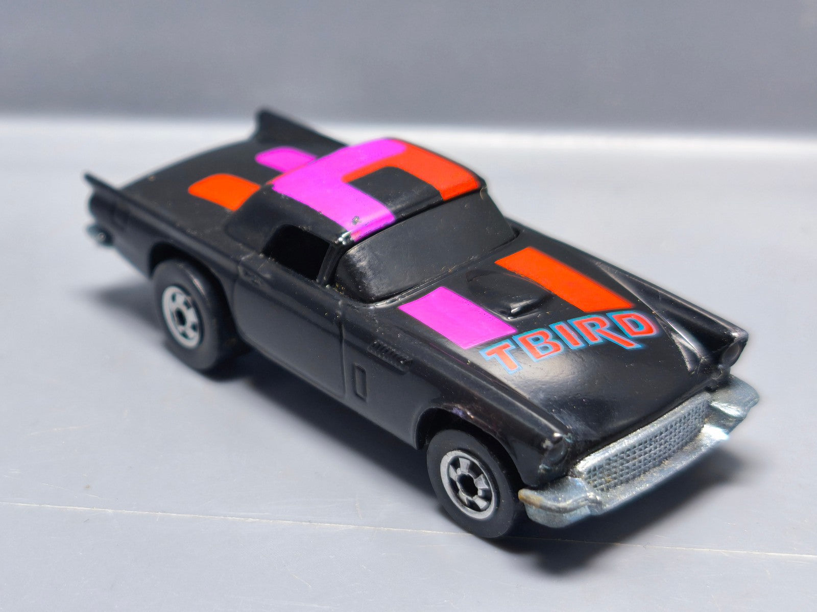 Hot Wheels  57 t-bird  version bw 1986 Hong Kong   (A26)