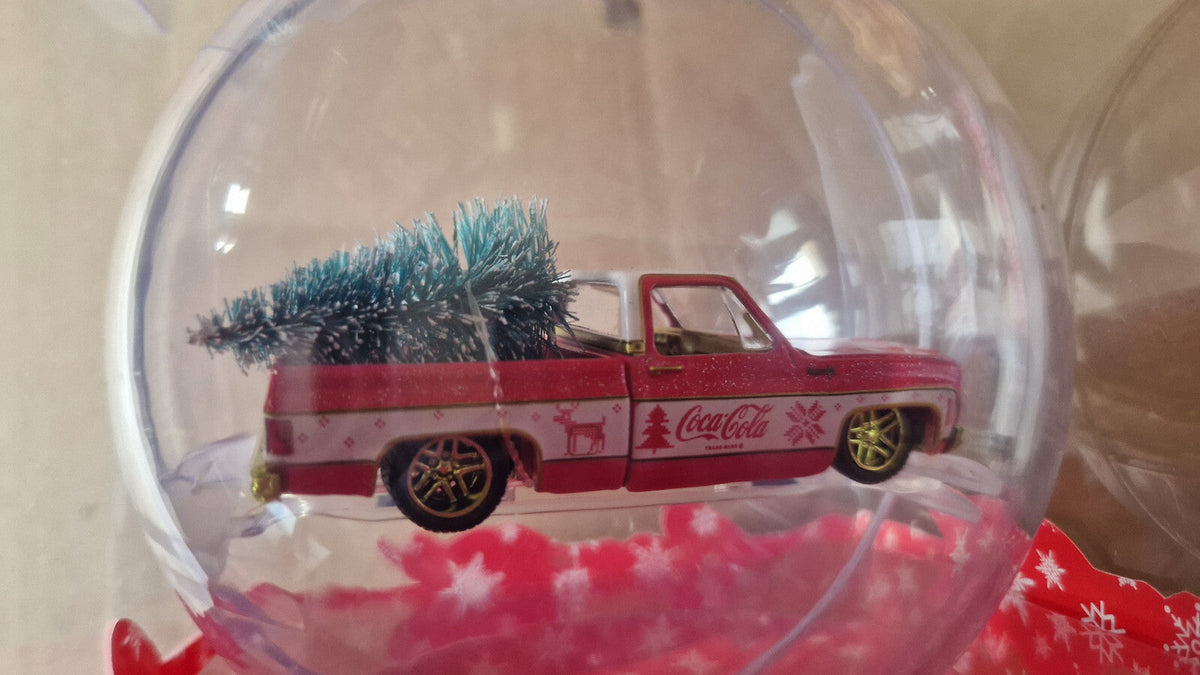 M2 Machines Chase Exclusive Coca Cola Ornament 1973 Chevy Fleetline Truck  (CT09)
