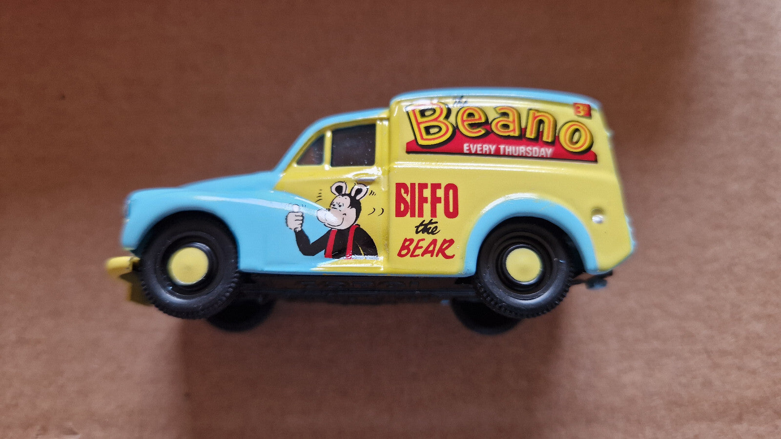 Corgi 1/43 Comics classics limitée à 8000 exemplaires Morris 1000 van et    (ET)