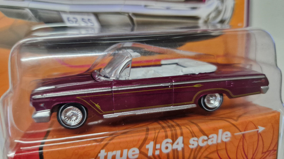 Auto World Custom Lowriders 1962 Chevy Impala Convertible (NG82)