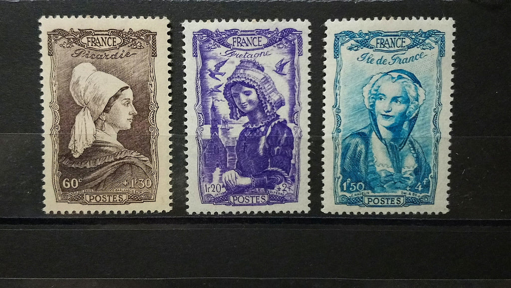 Lot 6 Timbres France Coiffes régionales du XVIII 1943