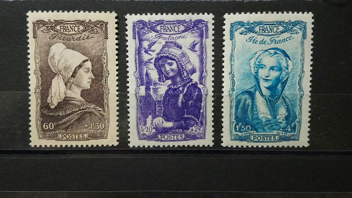 Lot 6 Timbres France Coiffes régionales du XVIII 1943