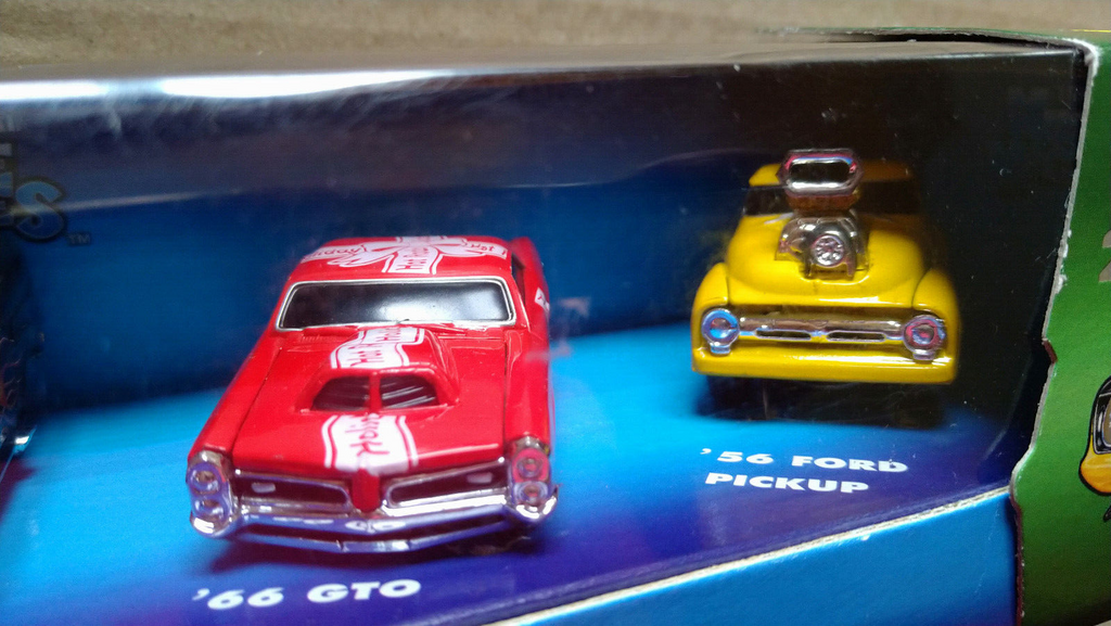 Muscle machines 2001 california too hot exclusive X-mas Pt cruiser camaro (C10)