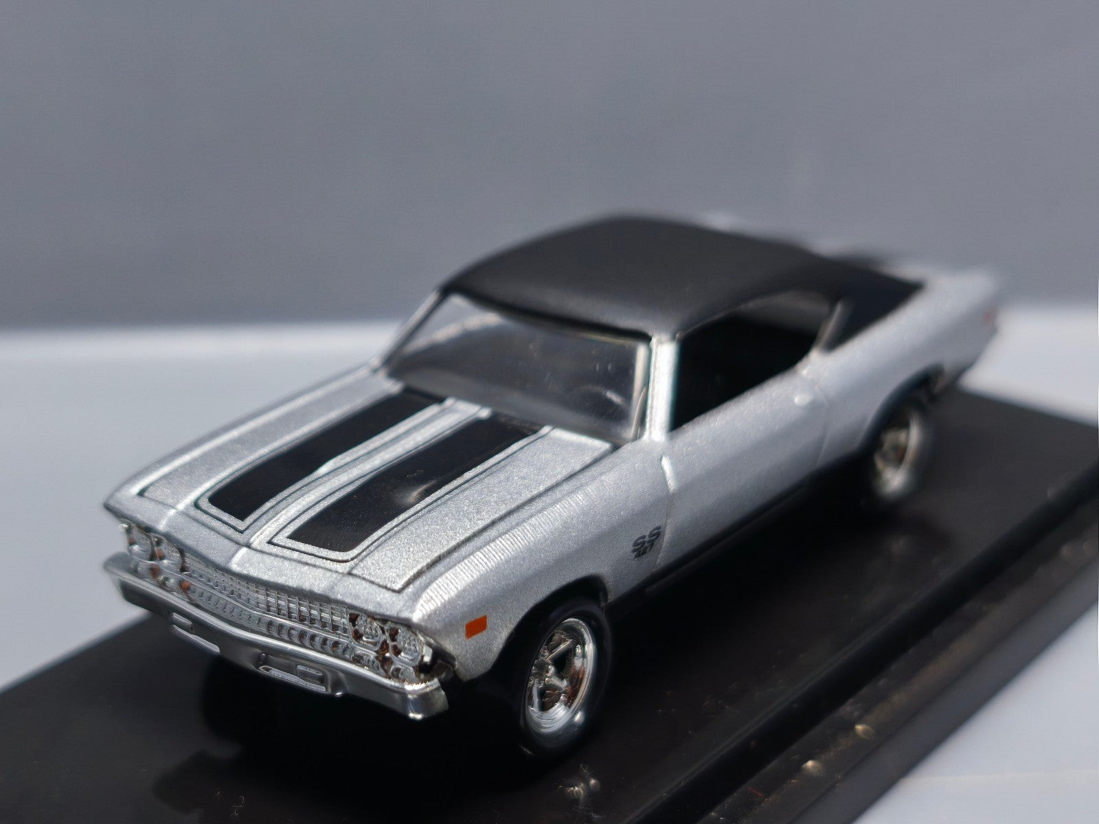 Hot Wheels 2001 100% 1969 chevelle   (CP11)