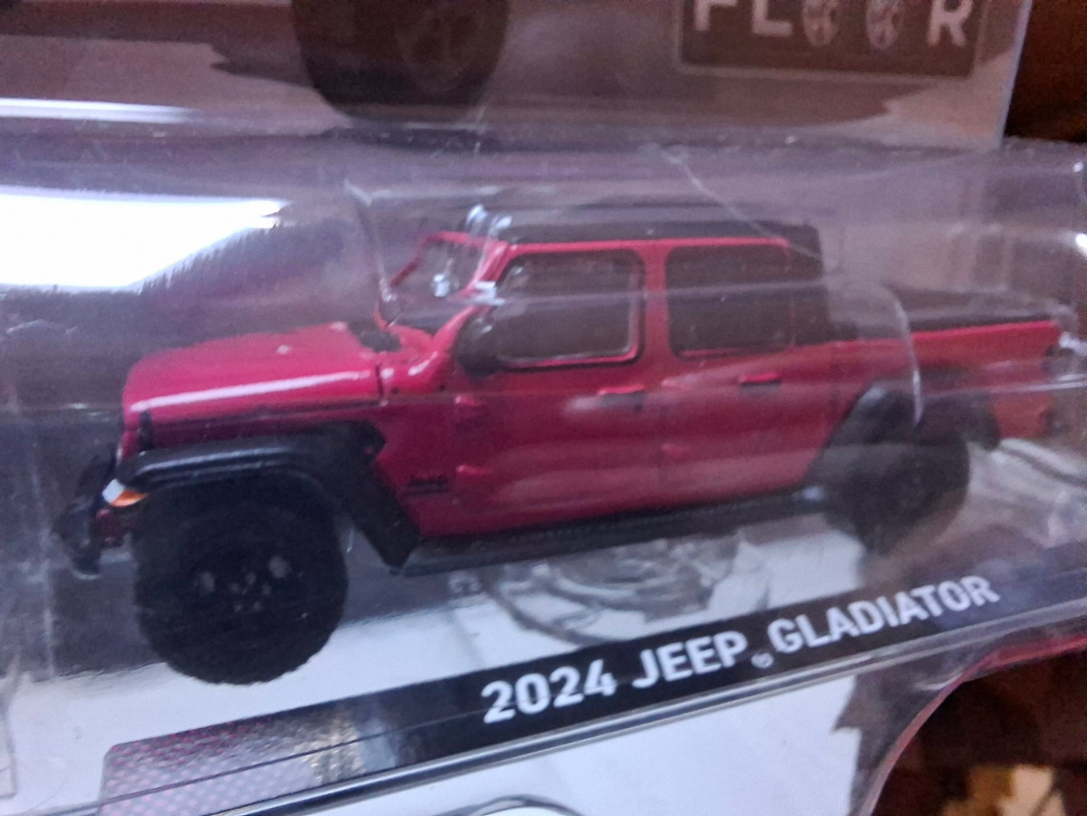 Greenlight Showroom Floor Series 7 2024 Jeep Gladiator  Tuscadero (NG44)