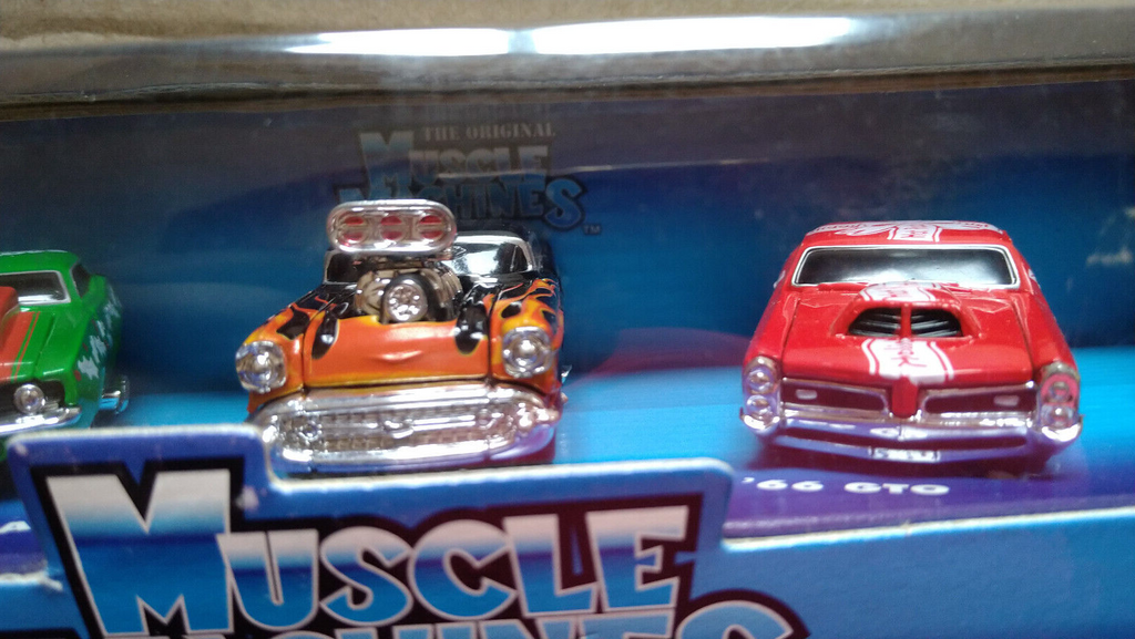 Muscle machines 2001 california too hot exclusive X-mas Pt cruiser camaro (C10)