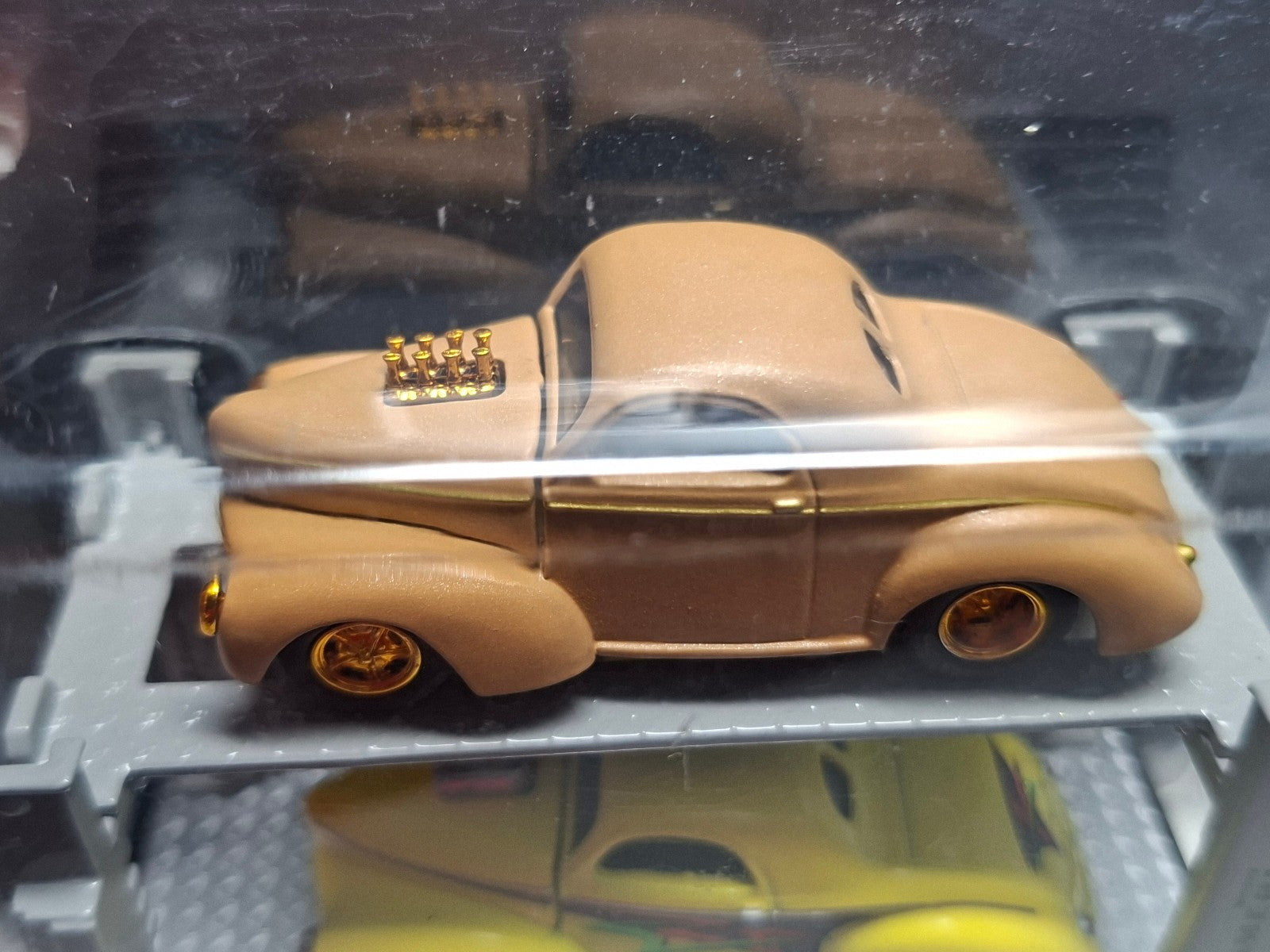 M2 Machines Auto Lift Pack 1941 Willys Coupe Chase (NG38)