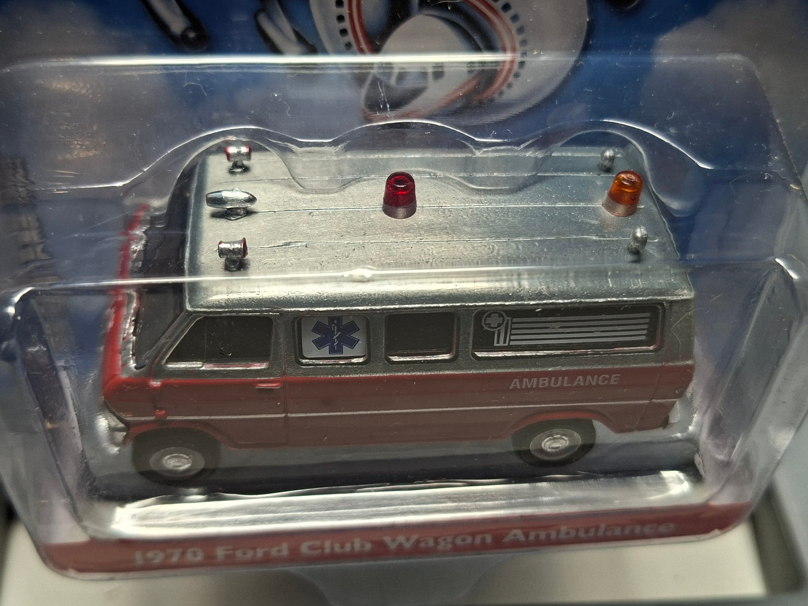 Greenlight Hollywood  1970 Ford Club Wagon Ambulance Airplane Chase  (NG29)