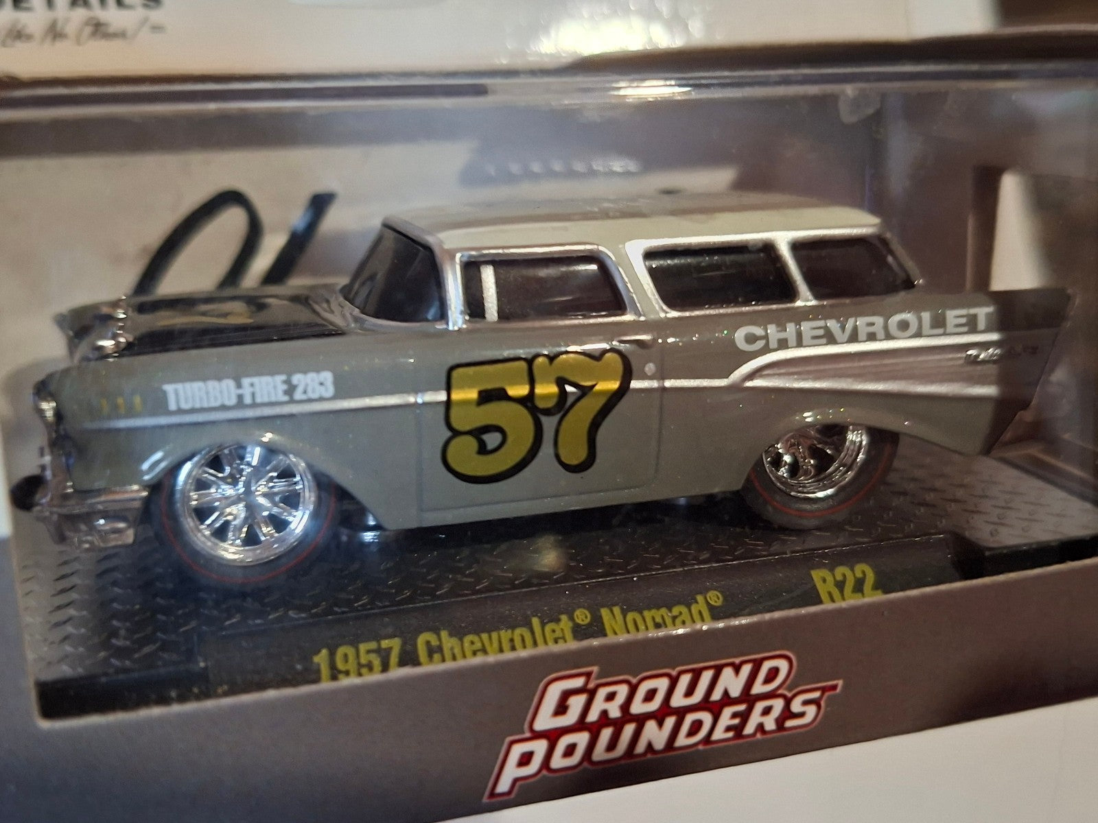 M2 Machines 2021 Ground Pounders R22 1957 Chevrolet Nomad, silver (NP30)