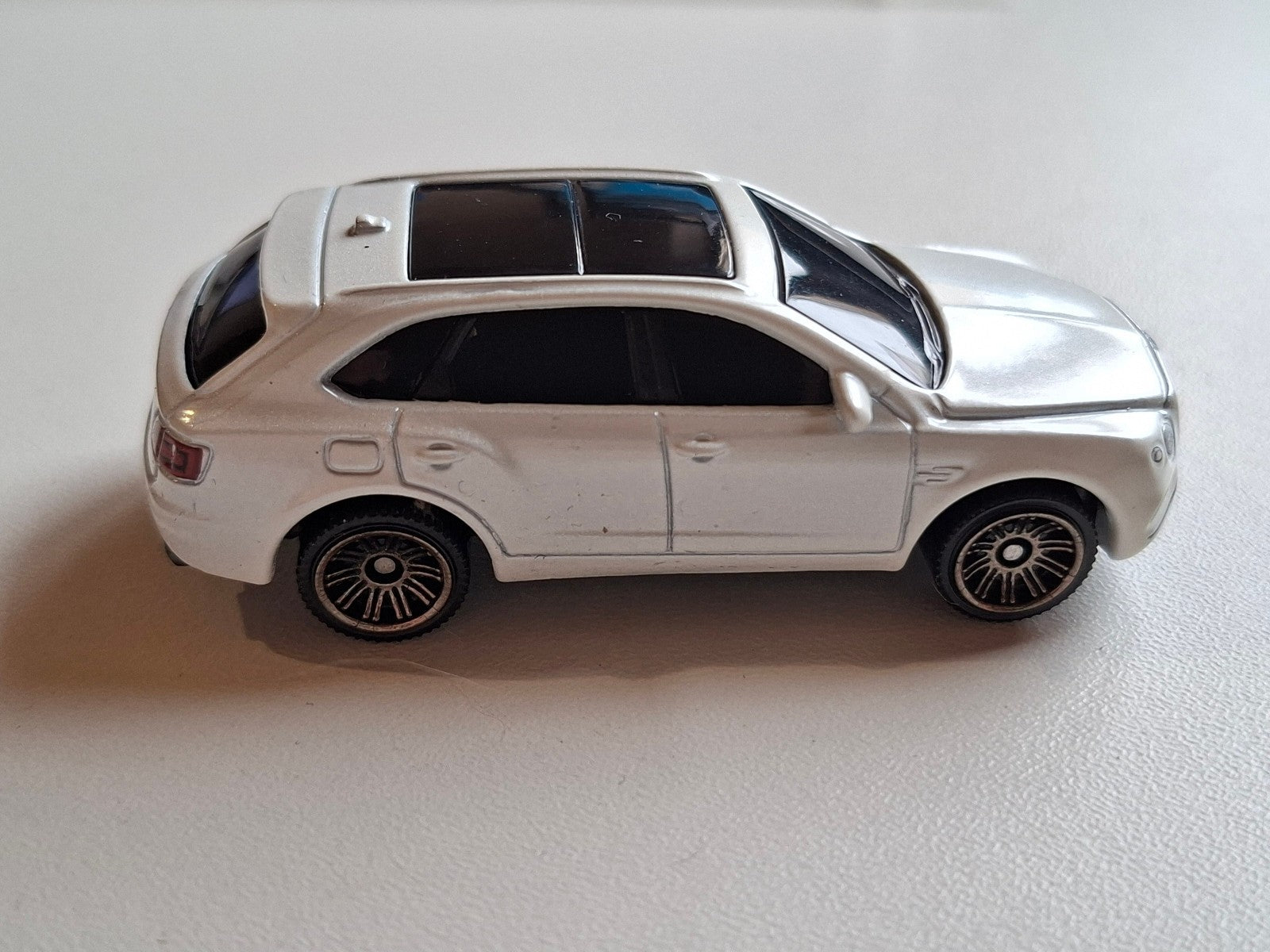 Matchbox  '18 Bentley bentayga mainline 004  (A06)