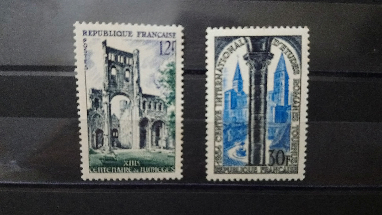 lot 2 Timbres France 12f Jumièges 30f Tournus 1954