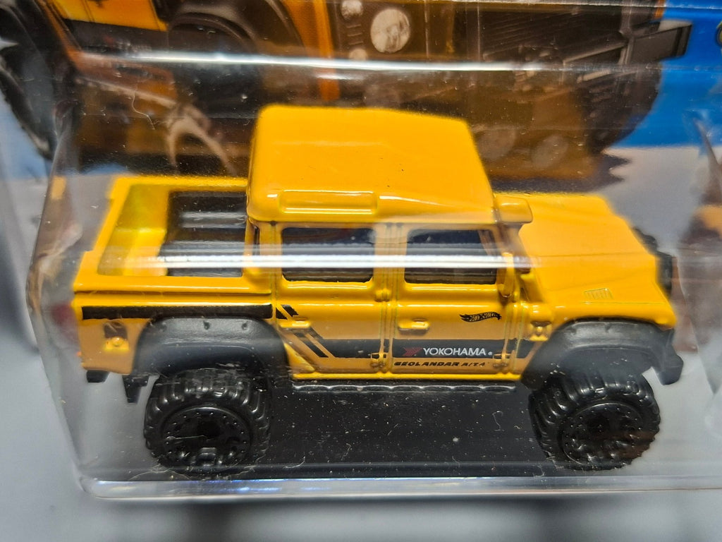 Hot Wheels '15 Land rover Defender double cab  2025-179  (NP12)