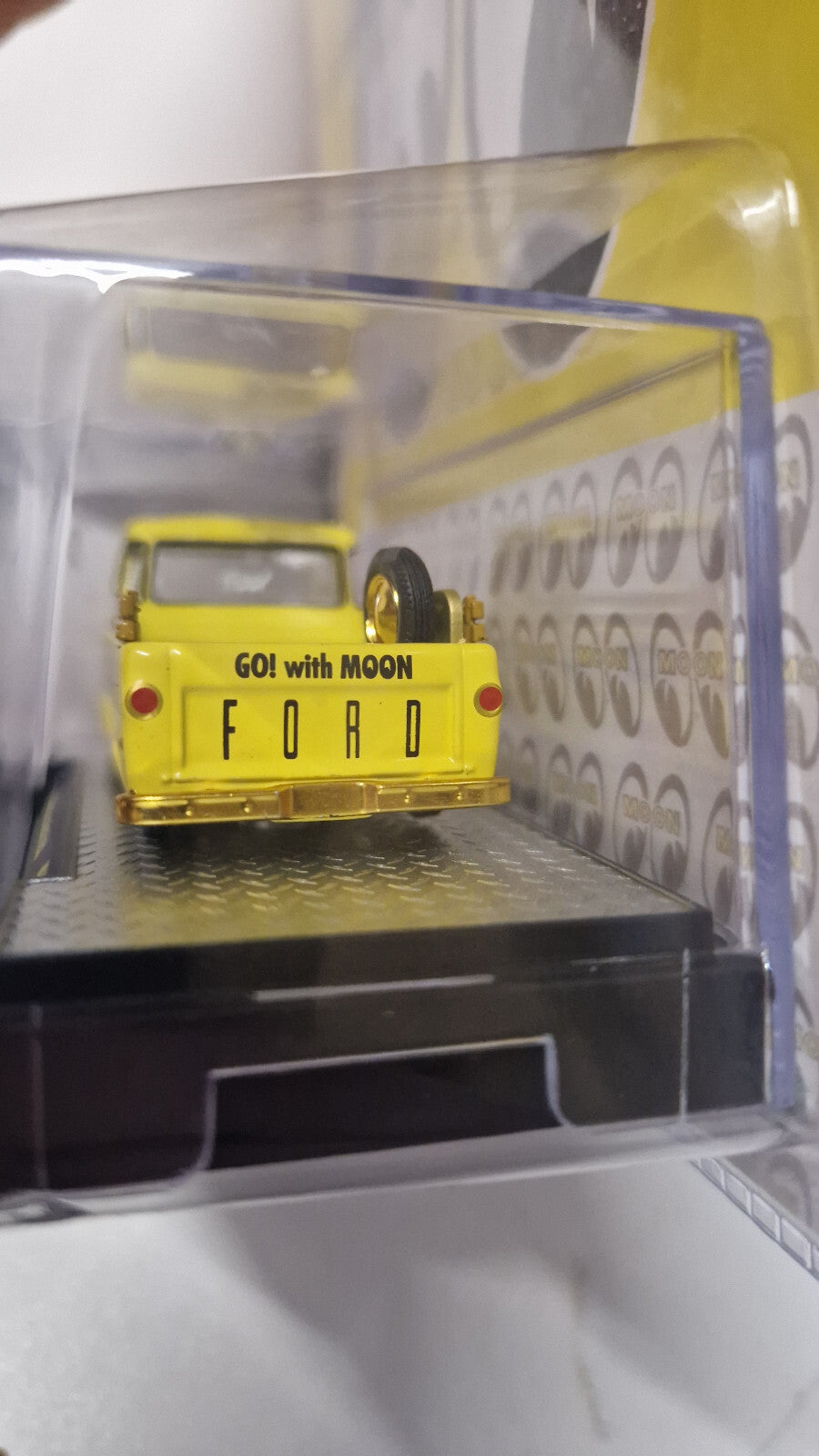 M2 Machines 2020 mooneyes chase  1964 Ford econoline truck   (NG27)